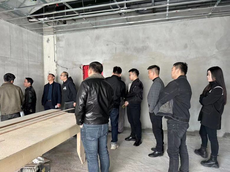 20240413/661a01f000aff.jpg 博菲克家具廠經(jīng)理在酒店工地現(xiàn)場討論方案.jpg